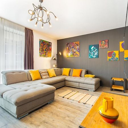 פויאנה ברשוב Art Gallery Apartment In Silver Mountain מראה חיצוני תמונה