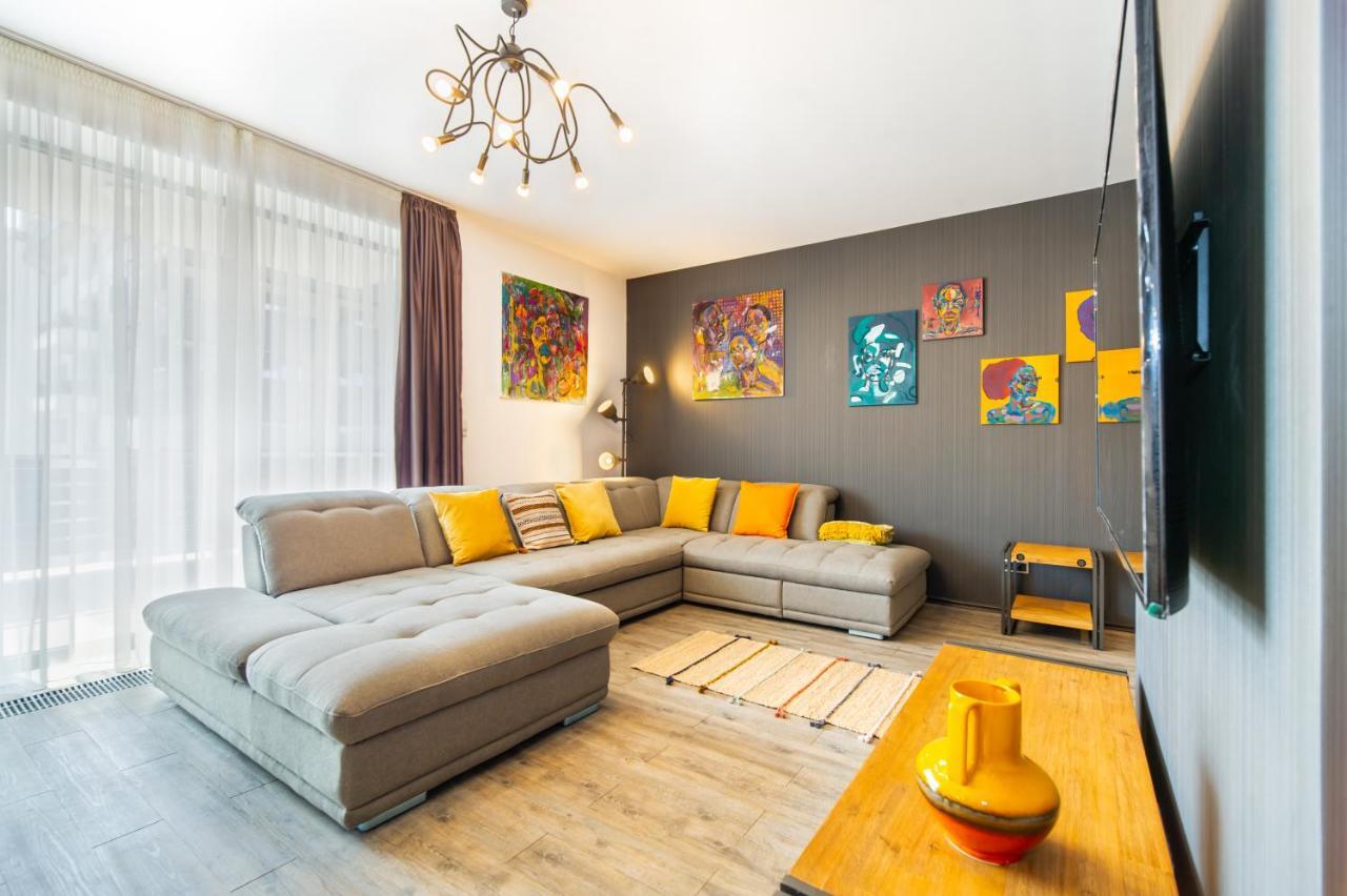 פויאנה ברשוב Art Gallery Apartment In Silver Mountain מראה חיצוני תמונה