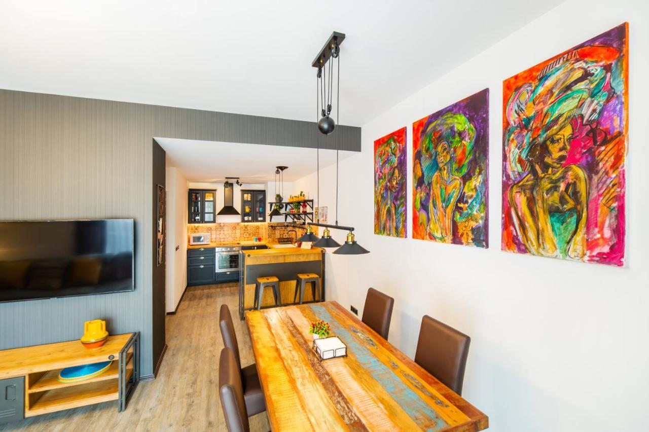 פויאנה ברשוב Art Gallery Apartment In Silver Mountain מראה חיצוני תמונה